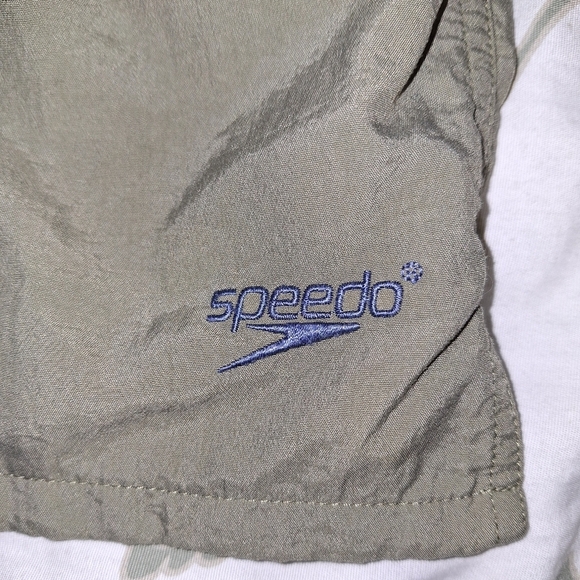 A pair of Speedo men's swim trunks in a size XL. Pre-loved in great condition - Picture 2 of 6